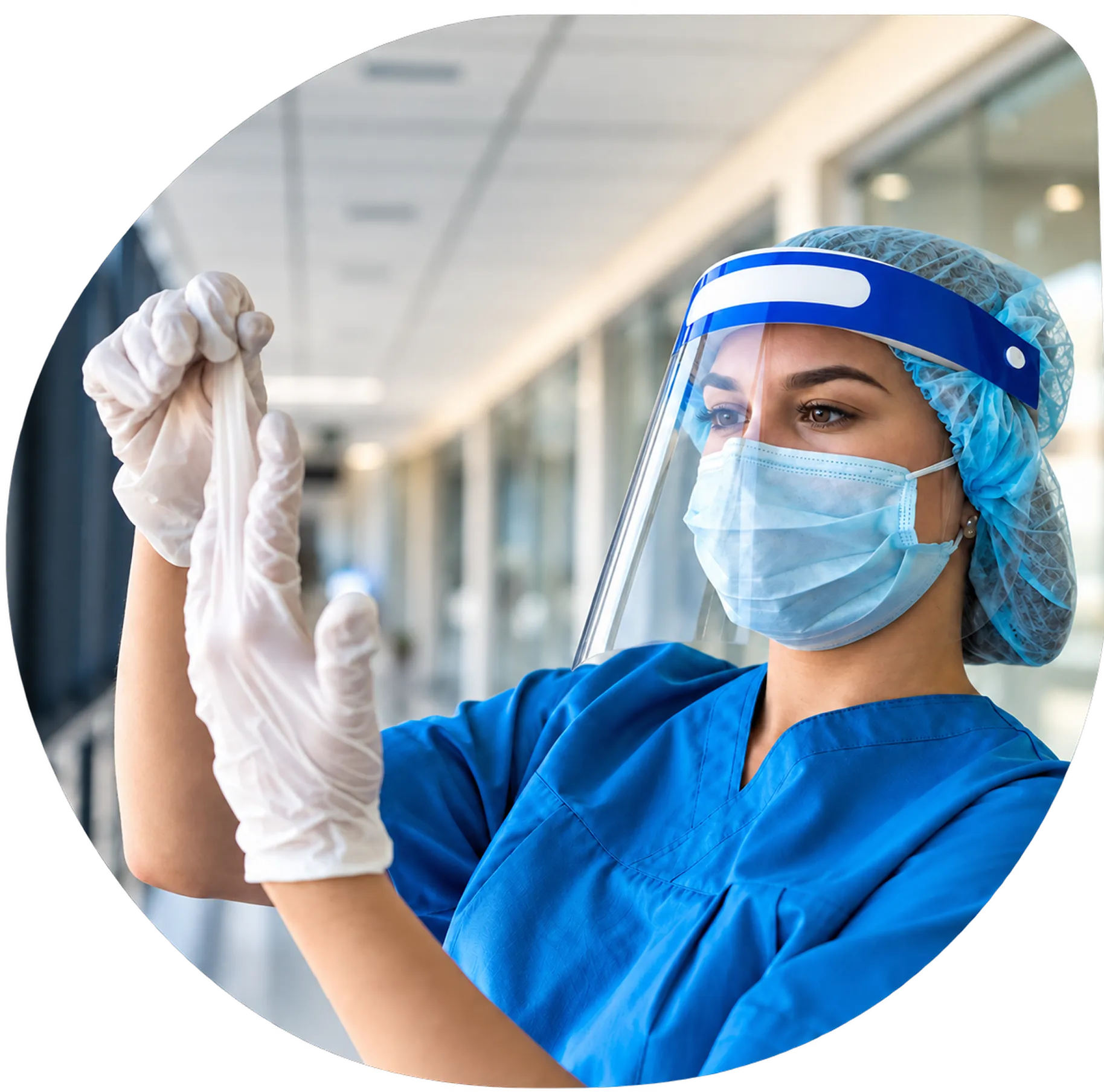 Profissional de enfermagem se preparando para o atendimento