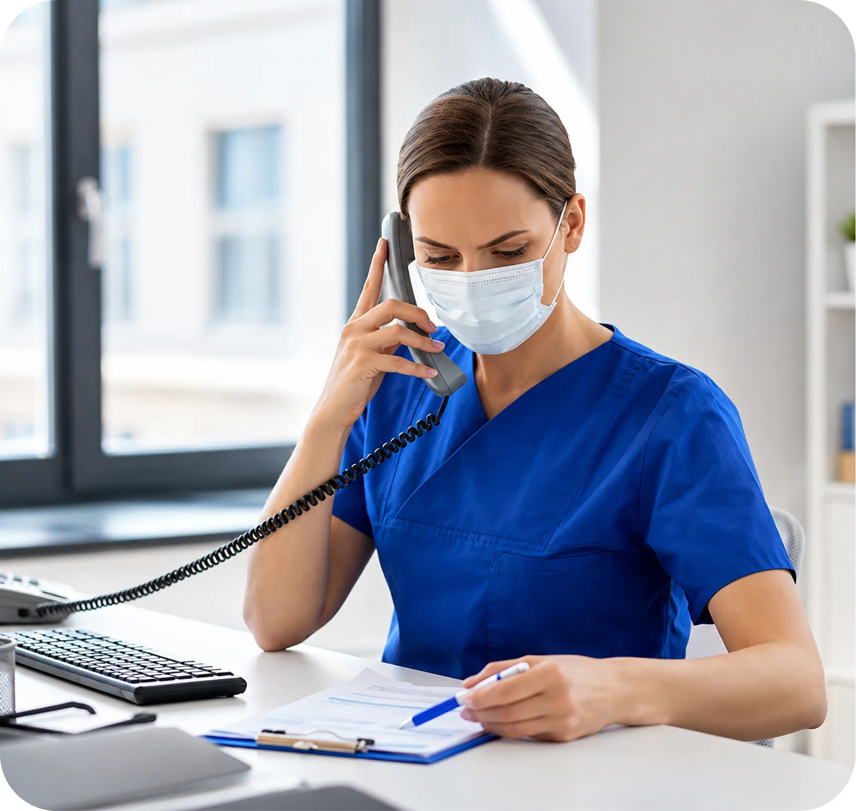 Profissional de saúde realizando atendimento por telefone