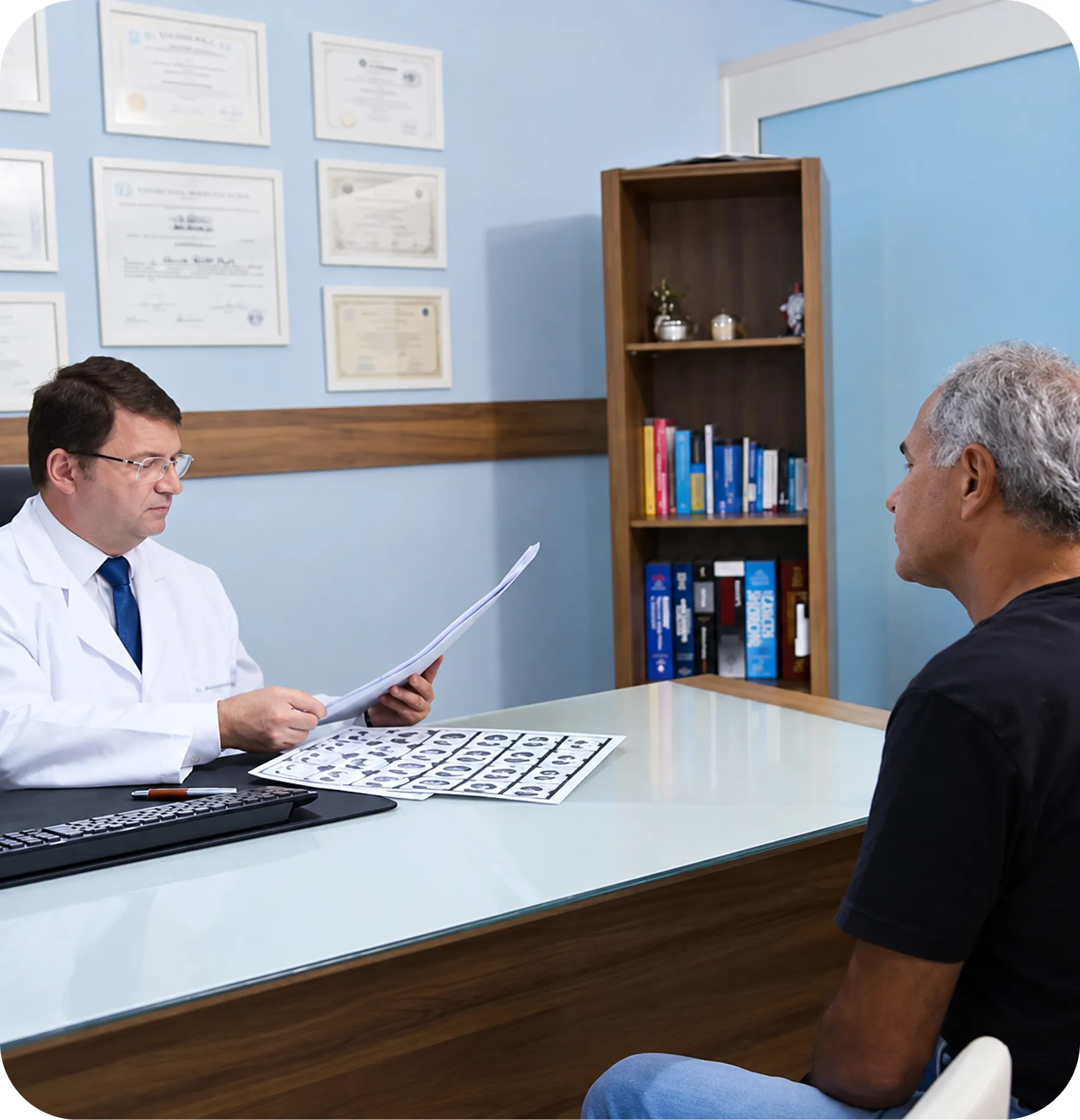 Médico conversando com paciente durante uma consulta